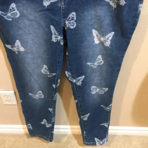 Revelation Skinny Jeans with Butterfly Design 5 Pockets-Size 8 - Picture 3 of 9